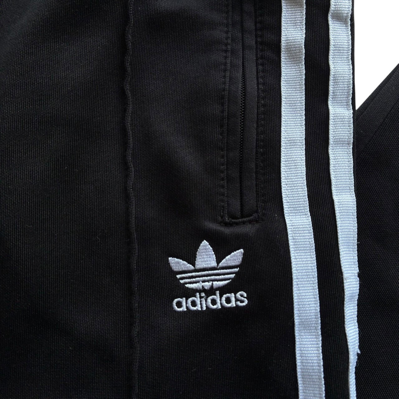 adidas アディダス トラックパンツ ジャージ トレフォイルロゴ刺繍 ブラック M