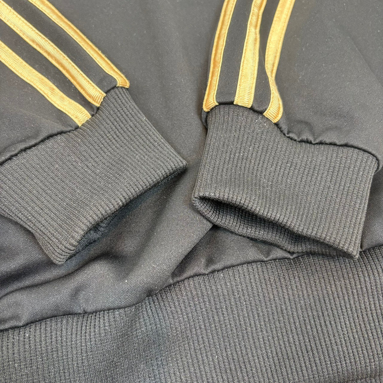 adidas アディダス トラックジャケット ブラック×ゴールド L